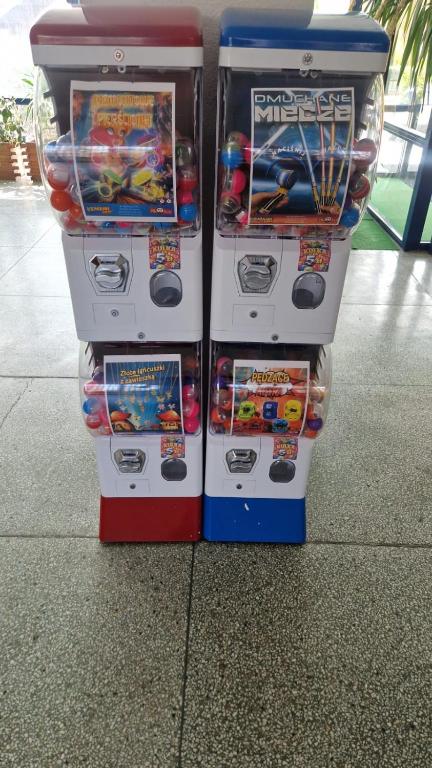 Automaty z zabawkami w lobby