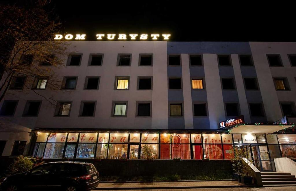 Dom Turysty — budynek nocą