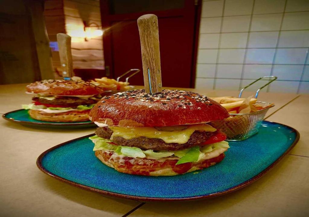 Burgery z frytkami