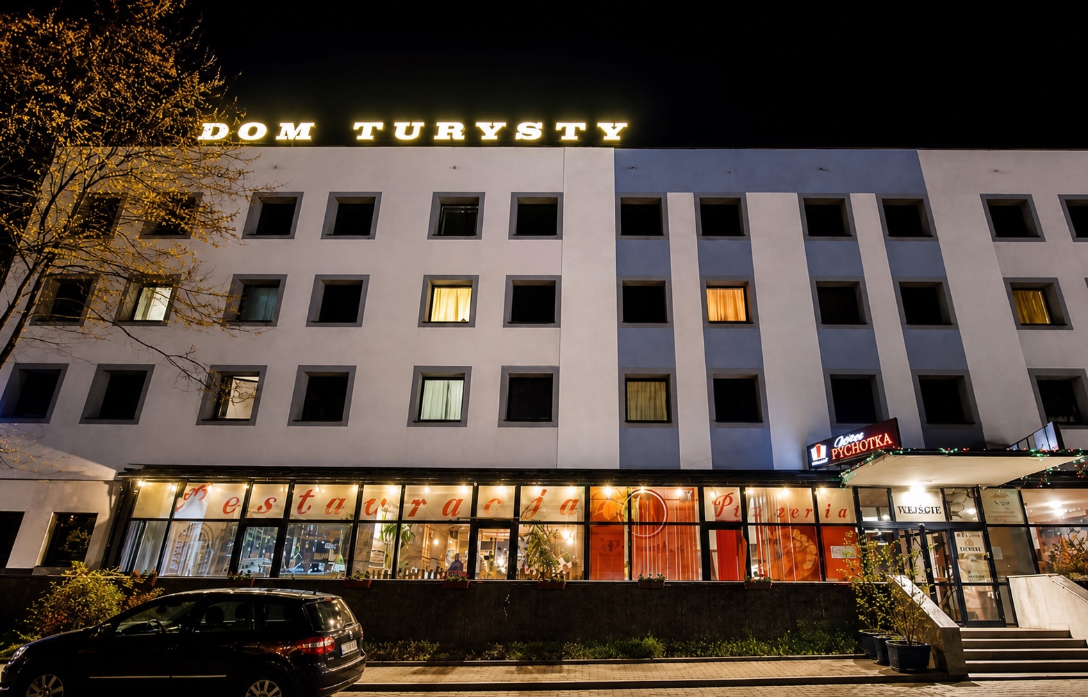 Dom Turysty — budynek nocą