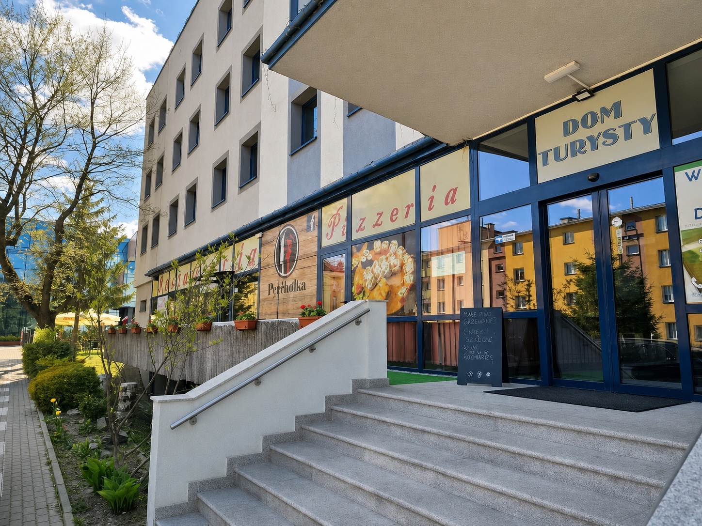 Budynek z restauracją Pychotka (dzień)