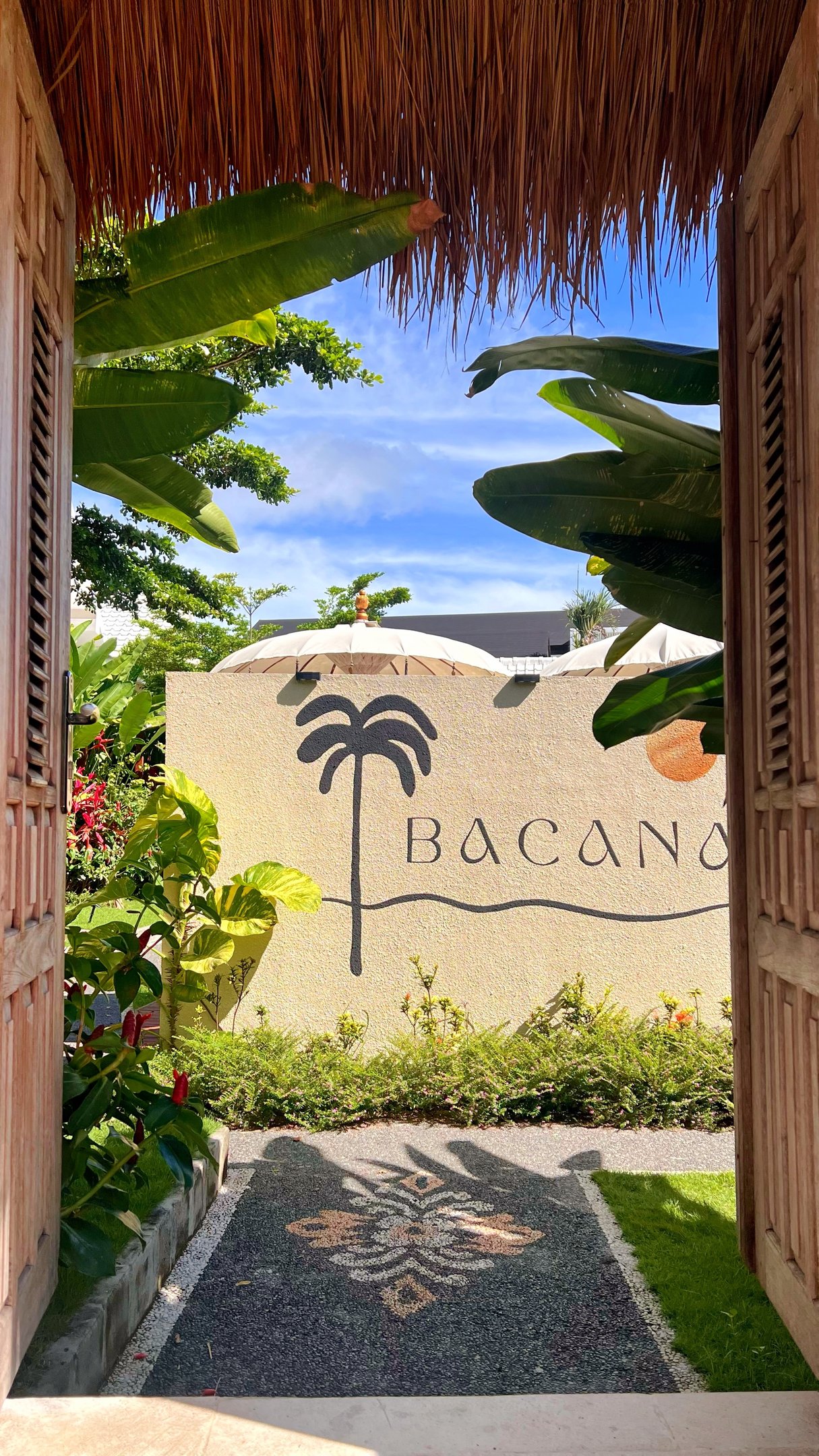 The Bacana mural at the entrance